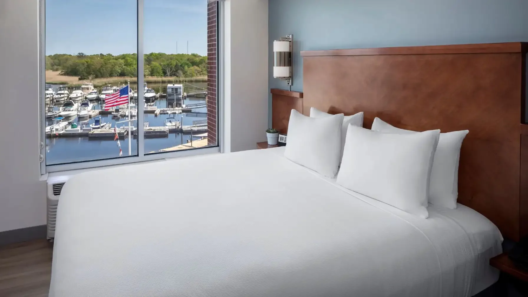 Hyatt-Place-Long-Island-East-End-P084-King-Bed.16x9.webp