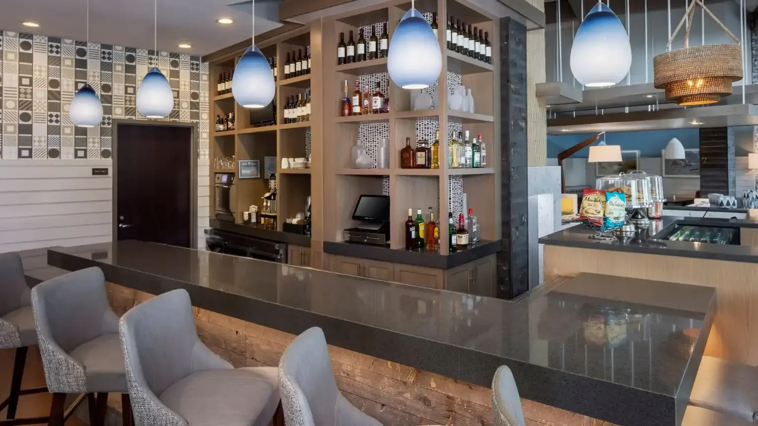 Hyatt-Place-Long-Island-East-End-P071-Bar.16x9.webp