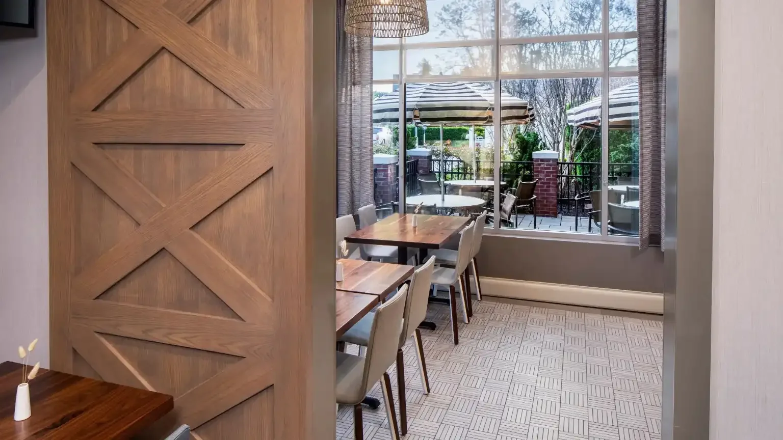 Hyatt-Place-Long-Island-East-End-P072-Dining-Area.16x9.webp