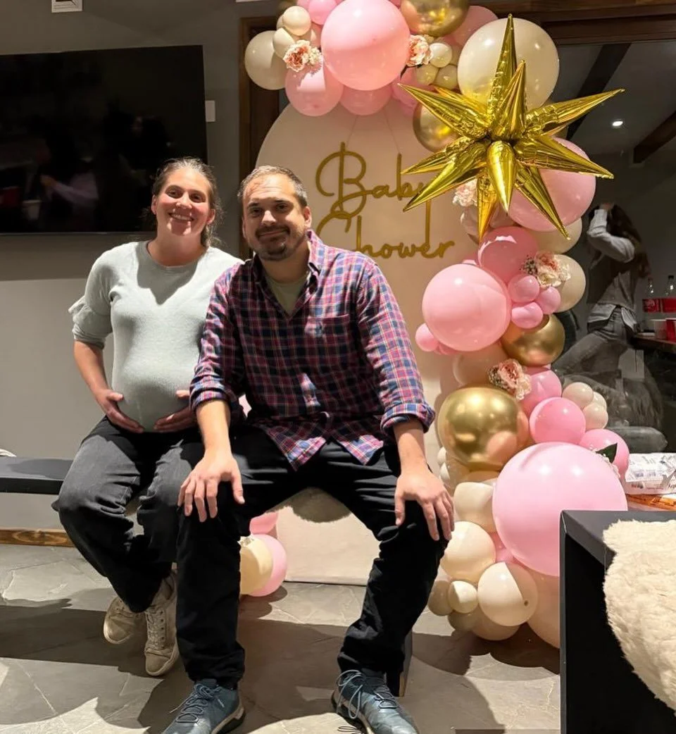 Baby shower MDU💕🤍🐣🤰🏼Celebrando  a nuestro colega y su familia 💕 Logramos coincidir todos dos d&iacute;as antes de la llegada de la peque&ntilde;a 🐣