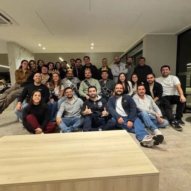 Mientras otros duermen, nosotros seguimos aqu&iacute;.
Porque en urgencias cada minuto importa y cada decisi&oacute;n puede cambiar una vida. 🚑⚡️
Feliz d&iacute;a a quienes hacen de la adrenalina, el conocimiento y la humanidad su vocaci&oacute;n. #