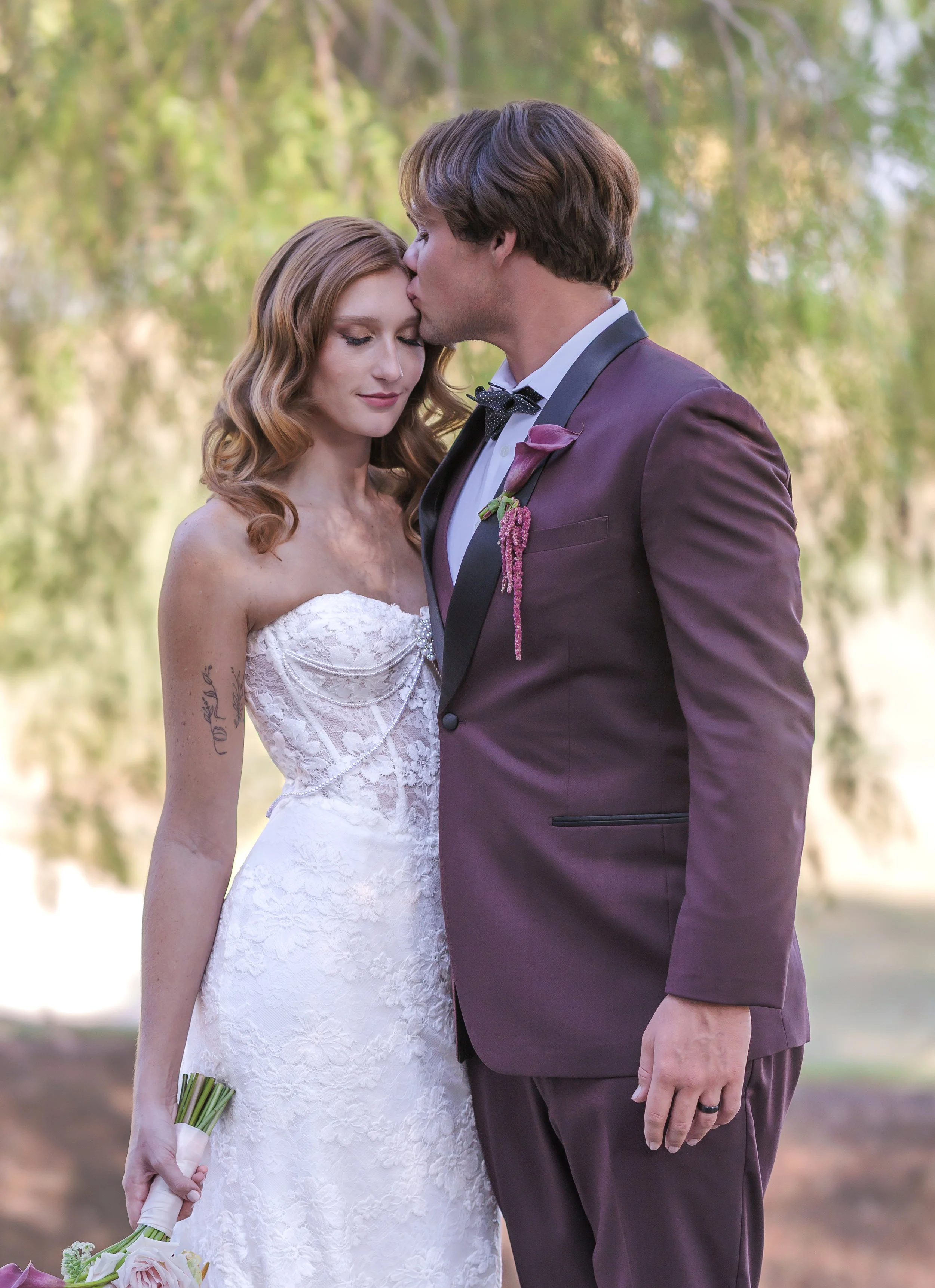 Hollywood waves and glamorous makeup on the bride during bridal portraits