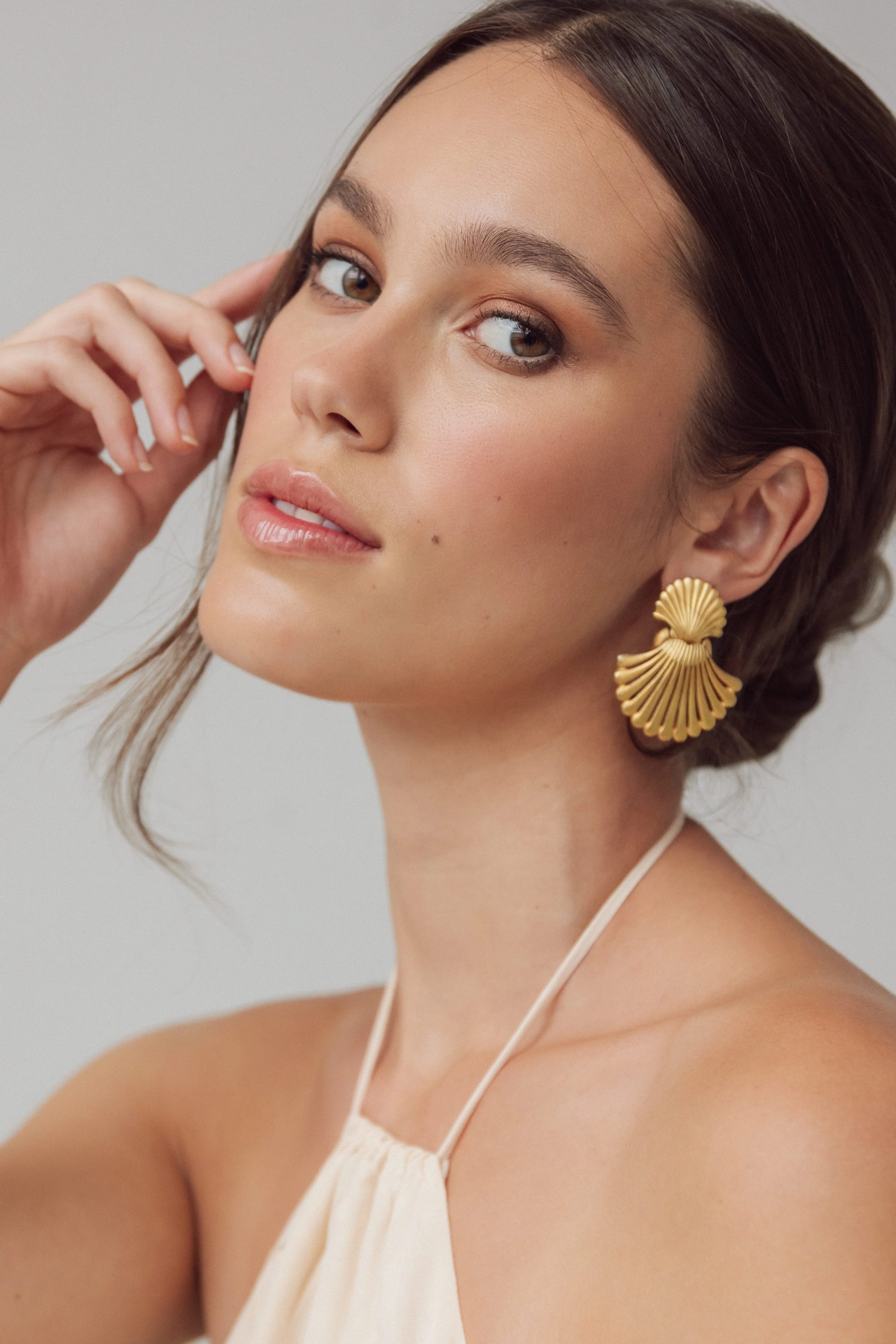 Editorial beauty portrait featuring polished makeup and refined hairstyling by Seattle editorial makeup artist Jordan Hafford.