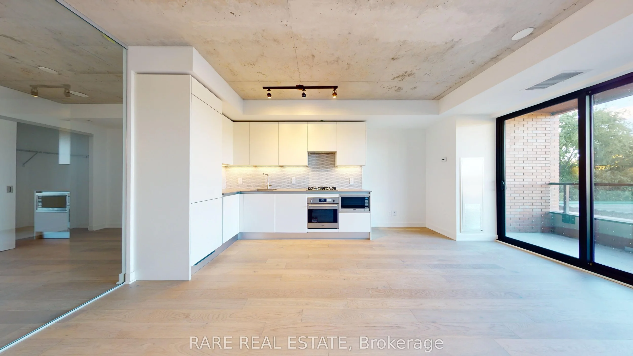 2720 Dundas St W | 317