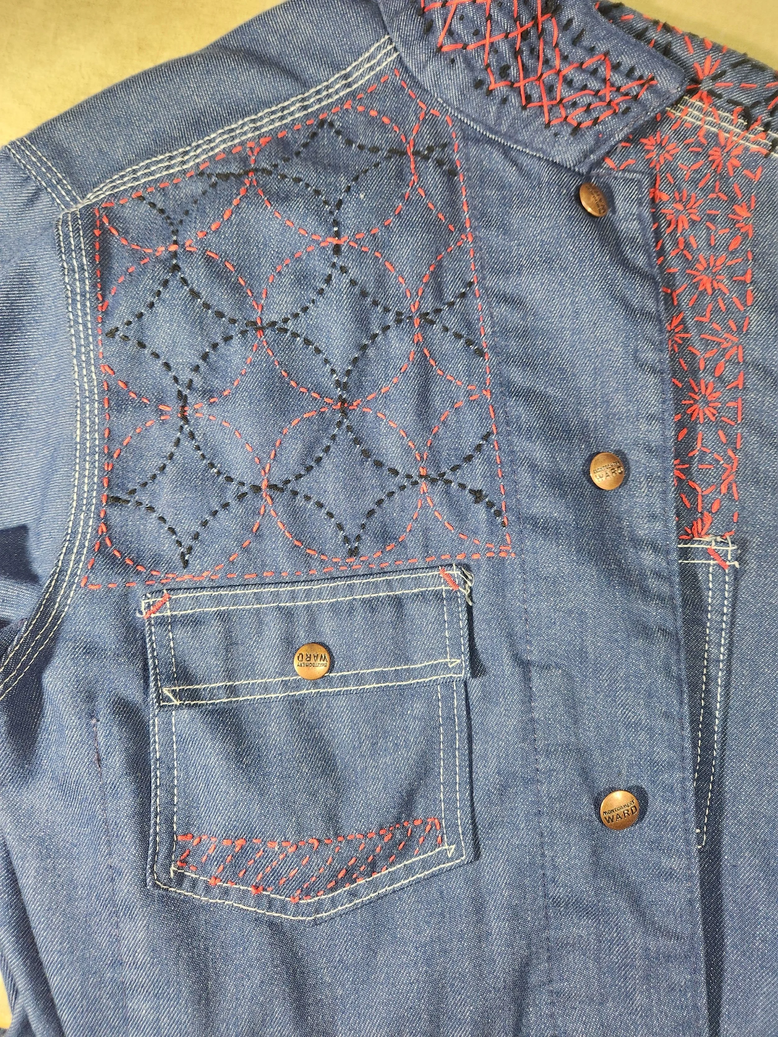 "Shippo Tsunagi" (linked seven treasures) in red and black thread. Reinforcement on pocket, abstract details on underside of collar.