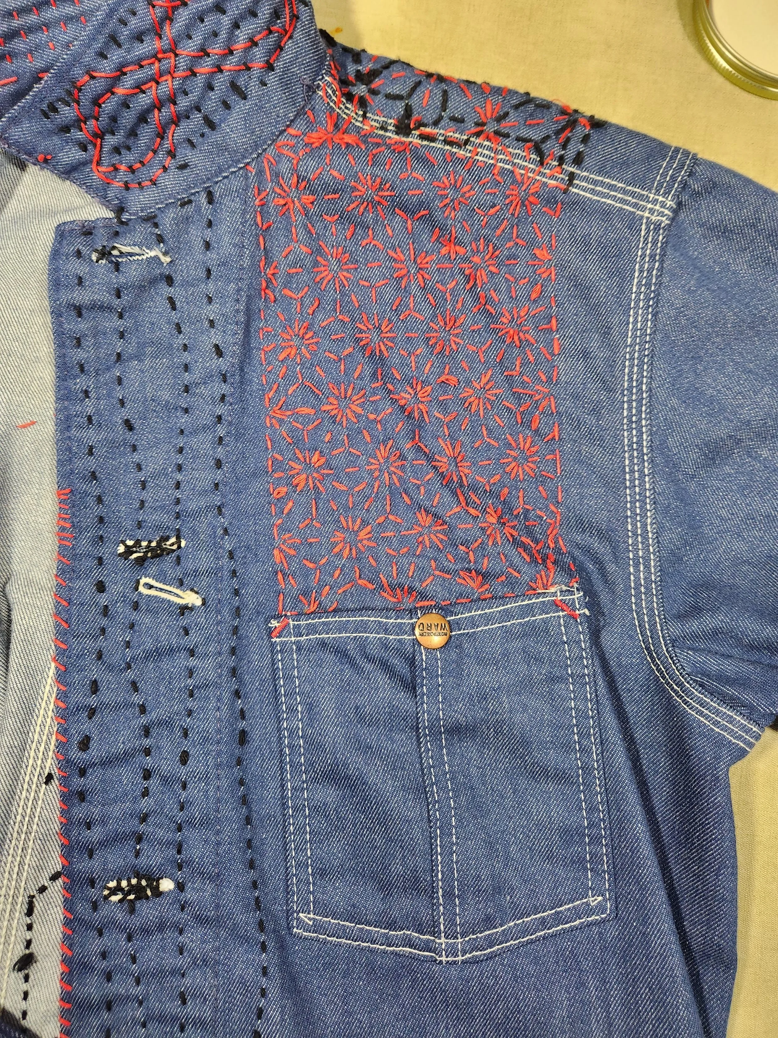 "Asanoha" (hemp leaf) in red. Reinforced stitches on front placket and details under collar in red and black.