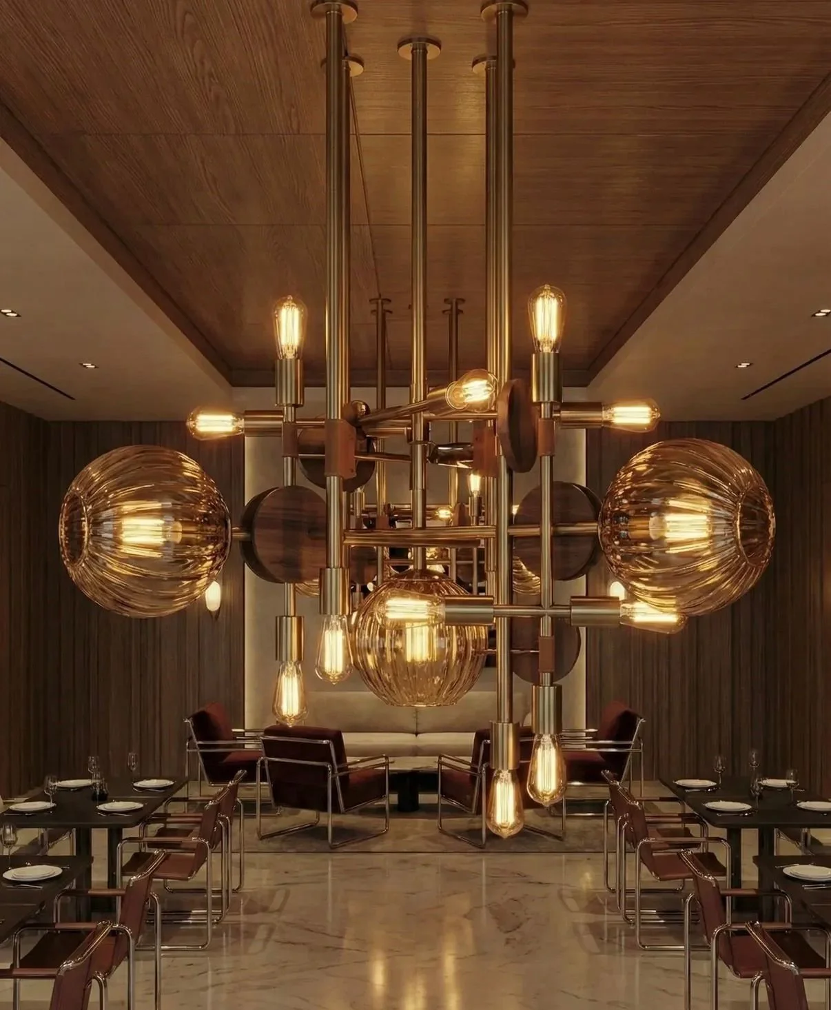 Lámpara moderna con varias bombillas de filamento en forma de esfera y tubo, en un comedor elegante con paredes de madera y mesas preparadas para cenar.