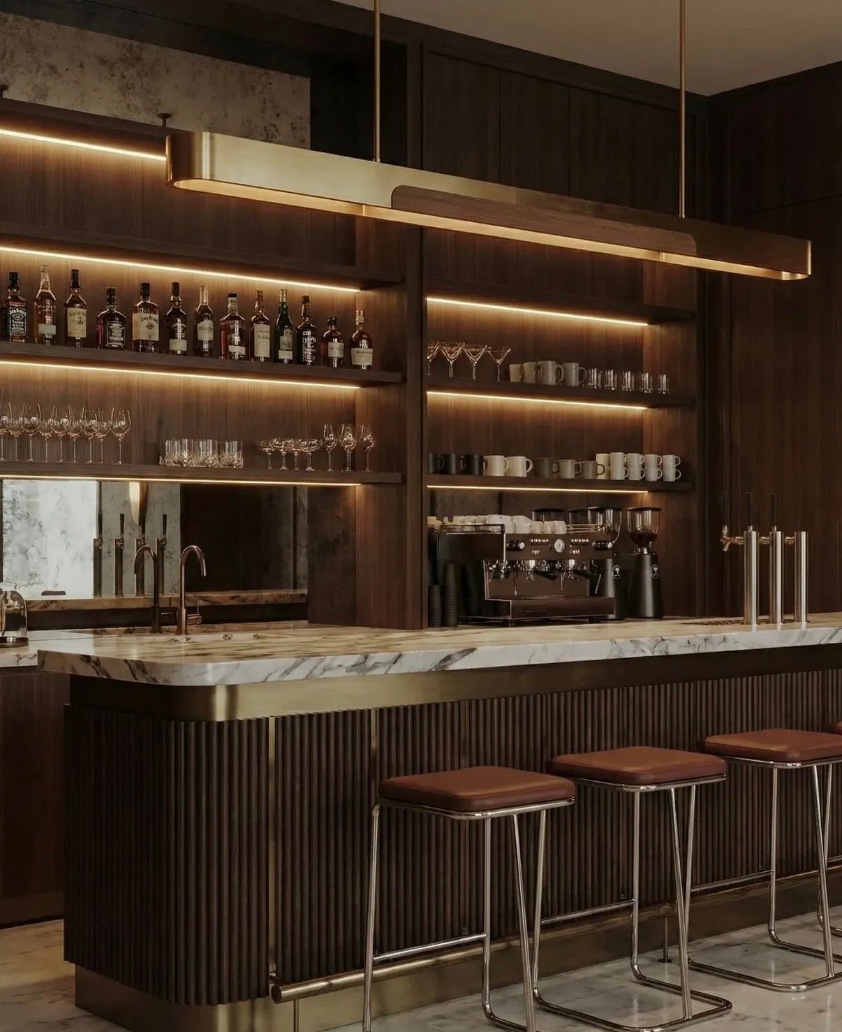 Bar con estantes de madera con botellas de licor, copas y tazas, máquina de café espresso, dispensador de agua y tres bancos con asientos de cuero en un ambiente moderno con iluminación suave