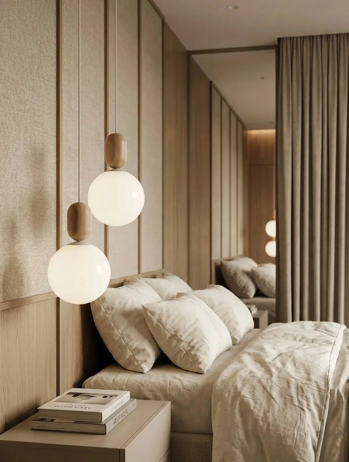 Habitación con paredes de madera, cortinas beige, cama con sábanas blancas, cojines y lámparas colgantes modernas de globos blancos y madera.
