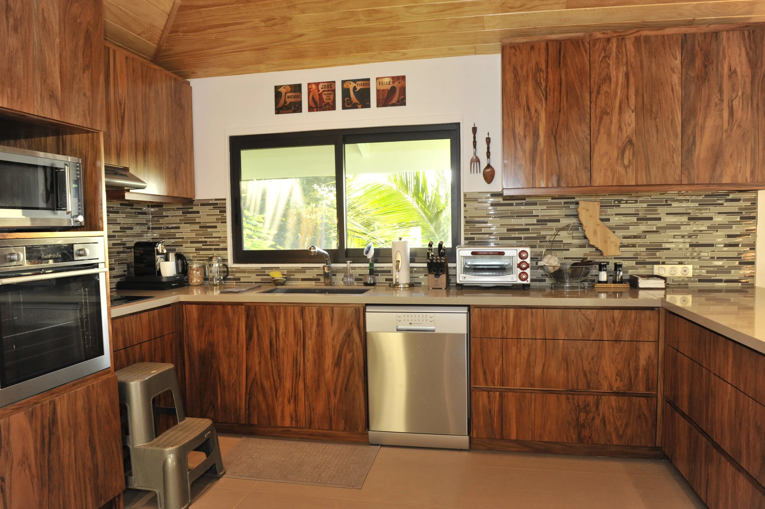 18 Kitchen 3.JPG