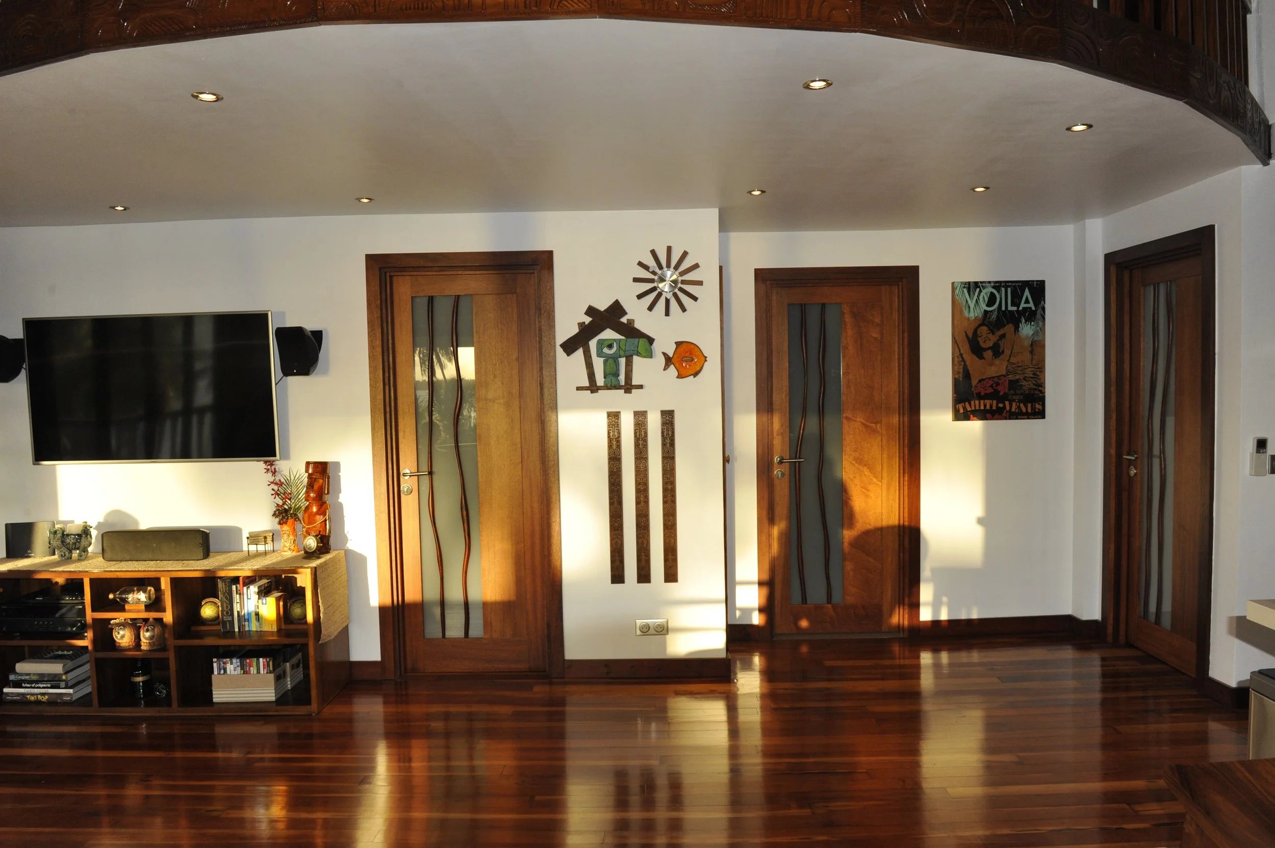 2 Living Room 1.JPG