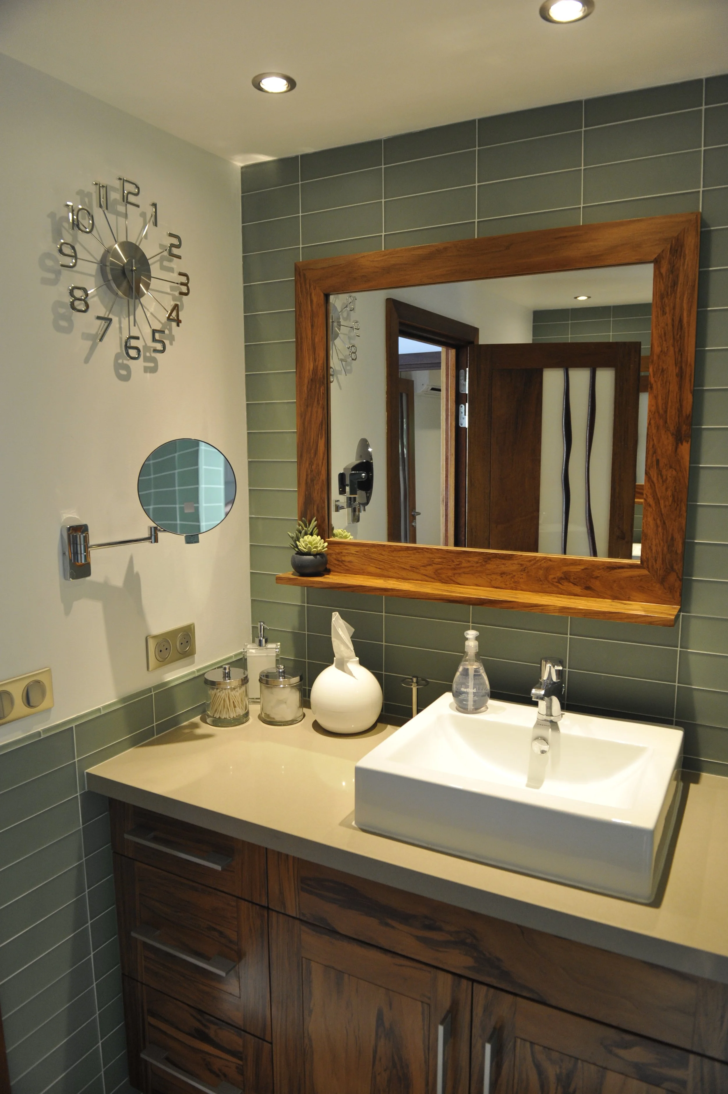 19 Bathrooom 1.JPG
