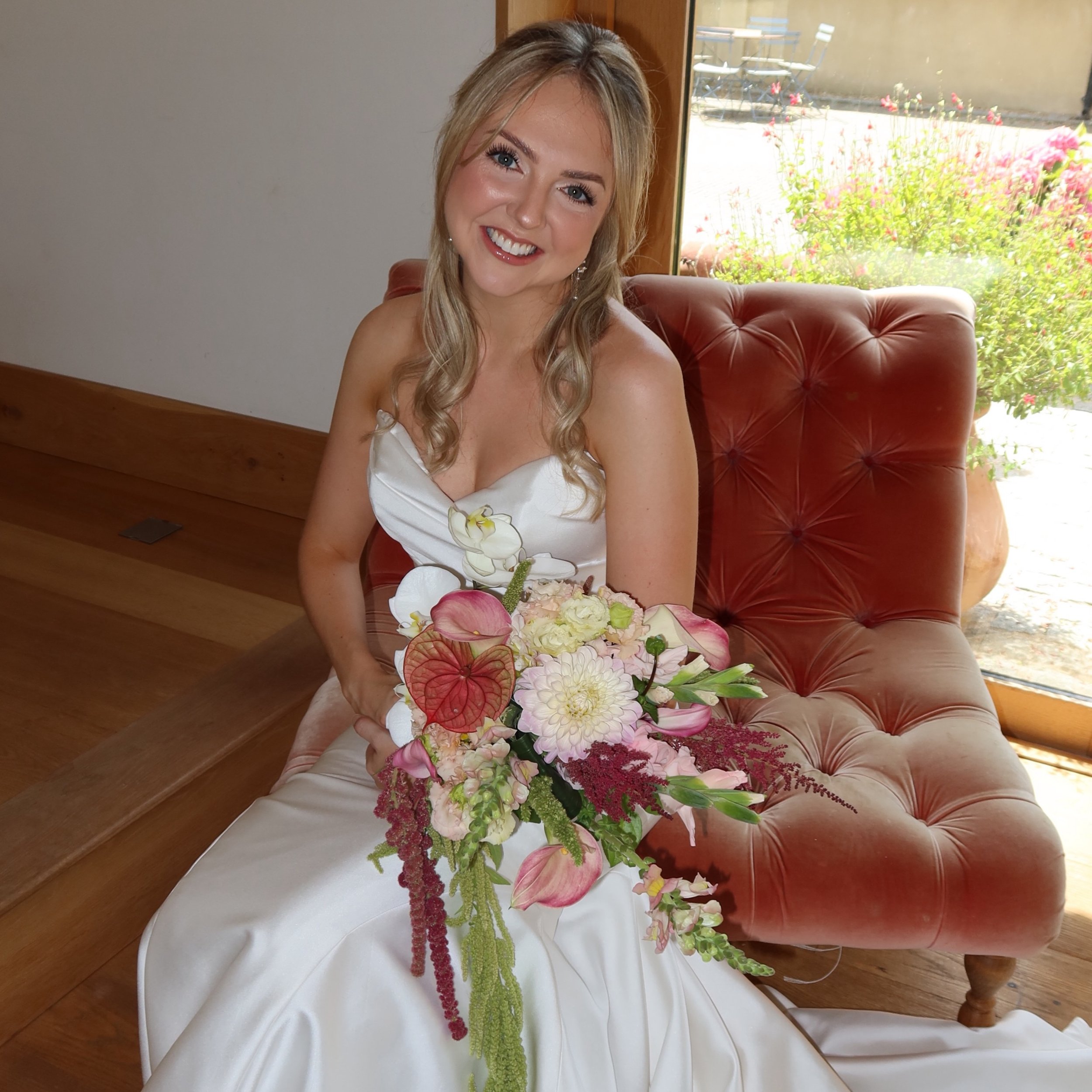 My sweet bride Hannah 🥹🤍✨

A lovely chill summers morning with Hannah&rsquo;s immediate family, and look at those show stopper flowers !! I have been absolutely loving this style bouquet 🪷