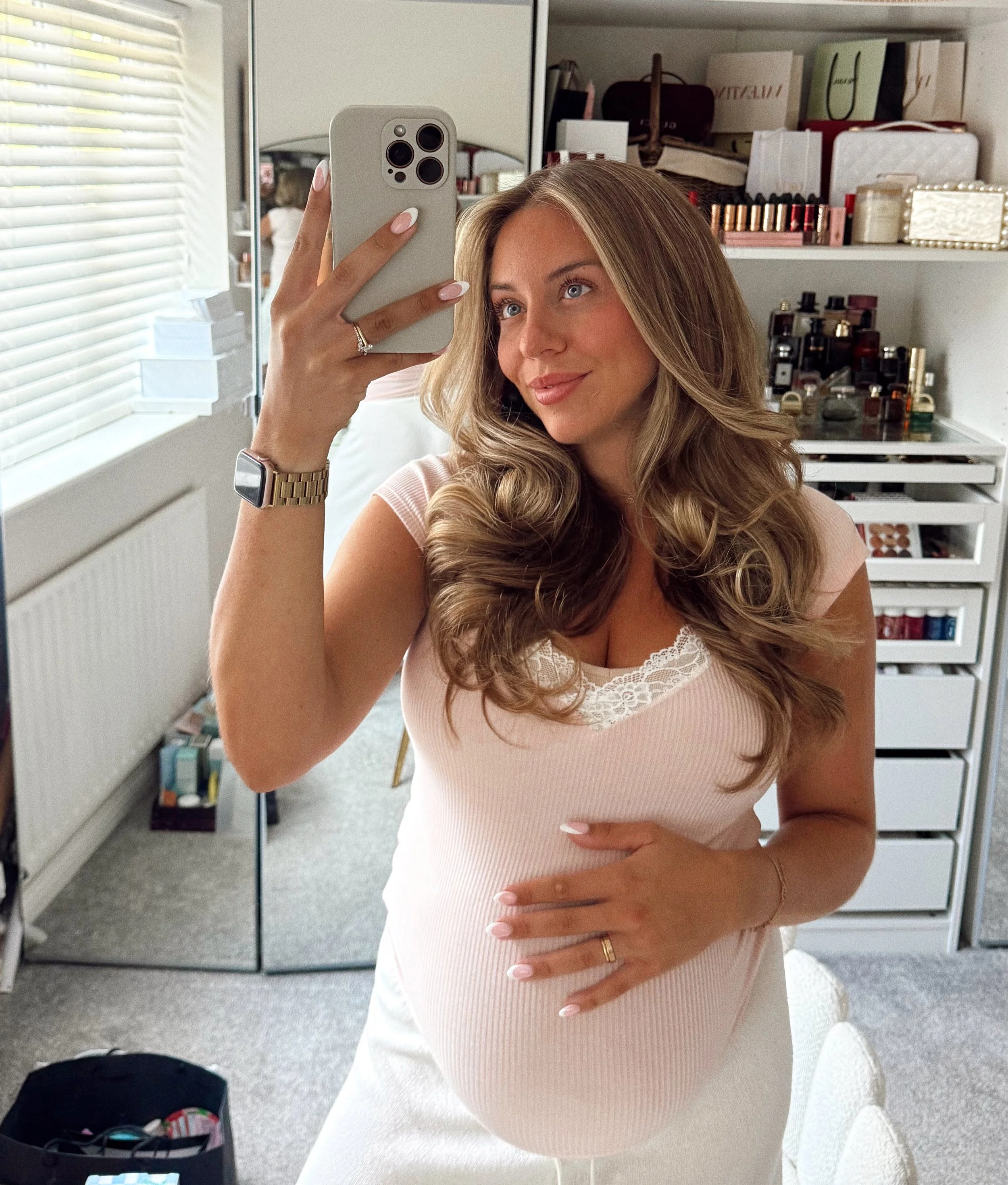 August diaries 💌 

Ibiza sunsets in Southampton 🌅 

Nursery completed, just missing the baby 👶🏻 

Pool days 🌞 

The most incredible wedding florals to sign off from work duties 🌸

Packed, unpacked and repacked the hospital bag about 1000 times 
