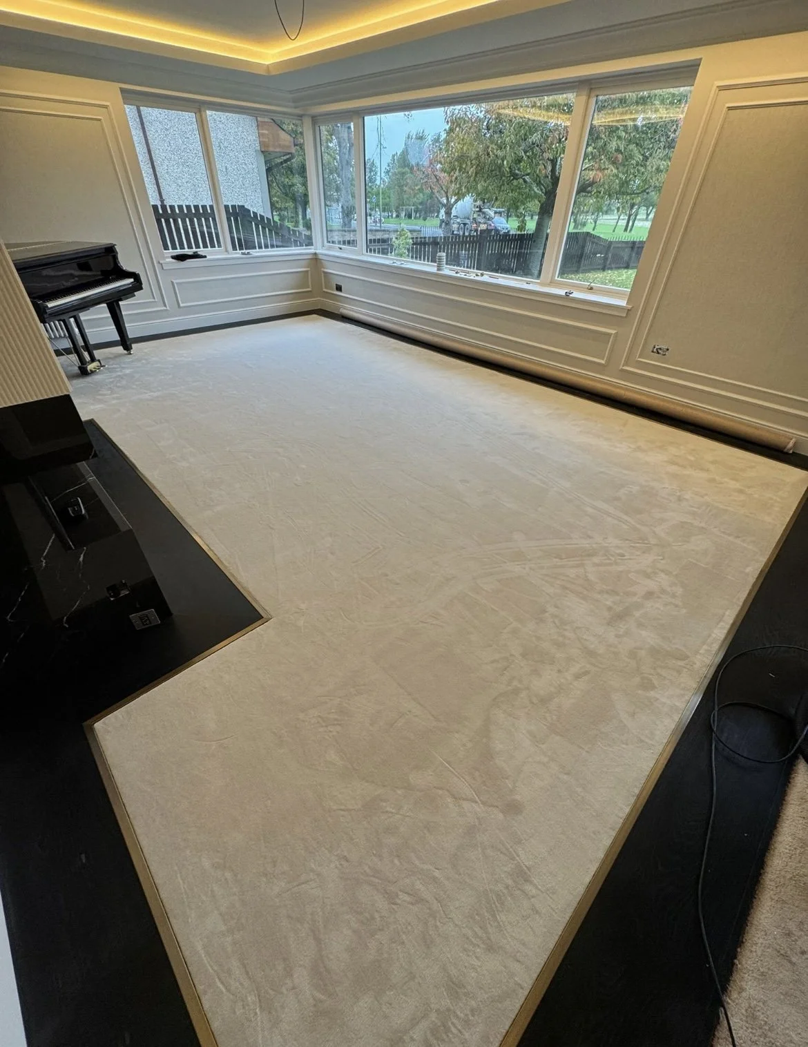 a black floor used around a carpet