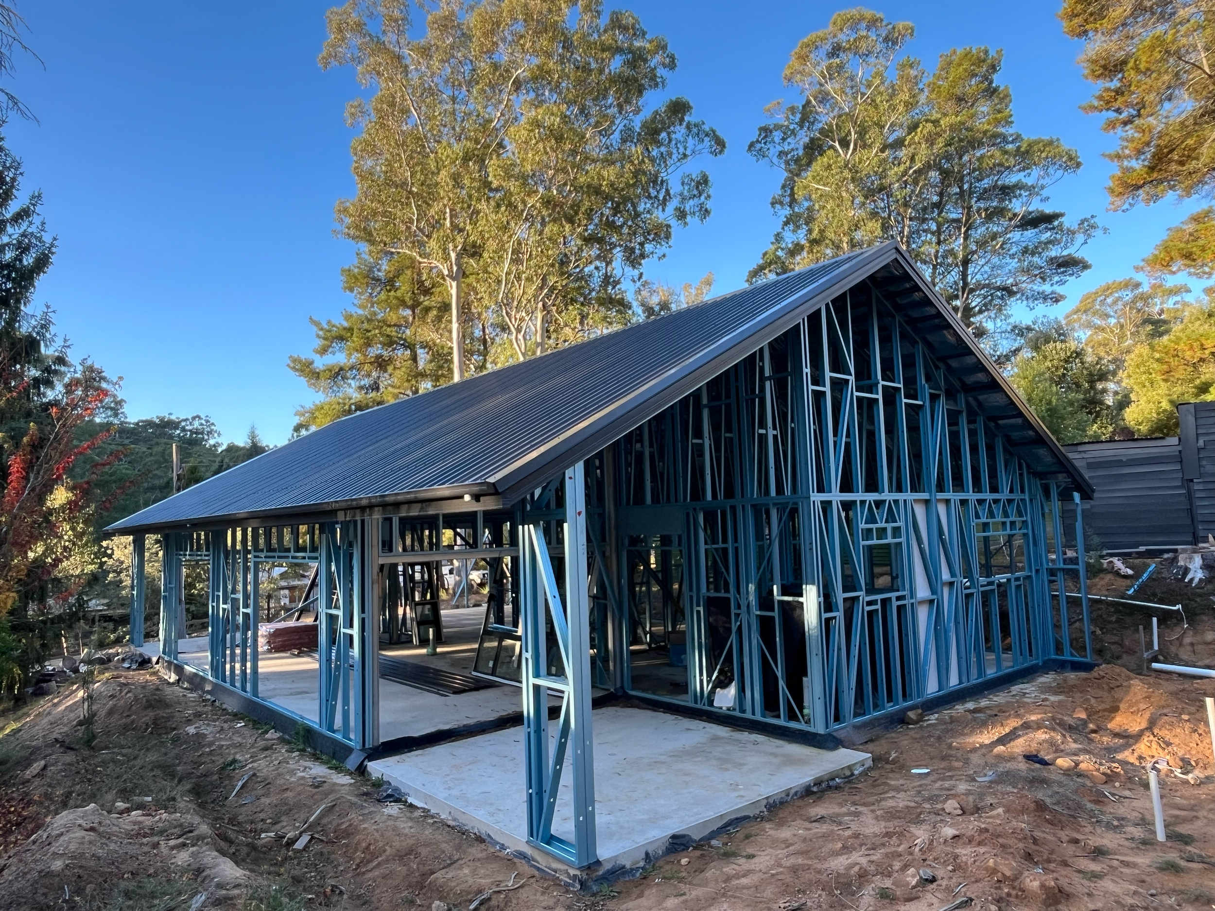 Alpine kit home near Mansfield with the dark Colorbond roof on and the steel frame exposed