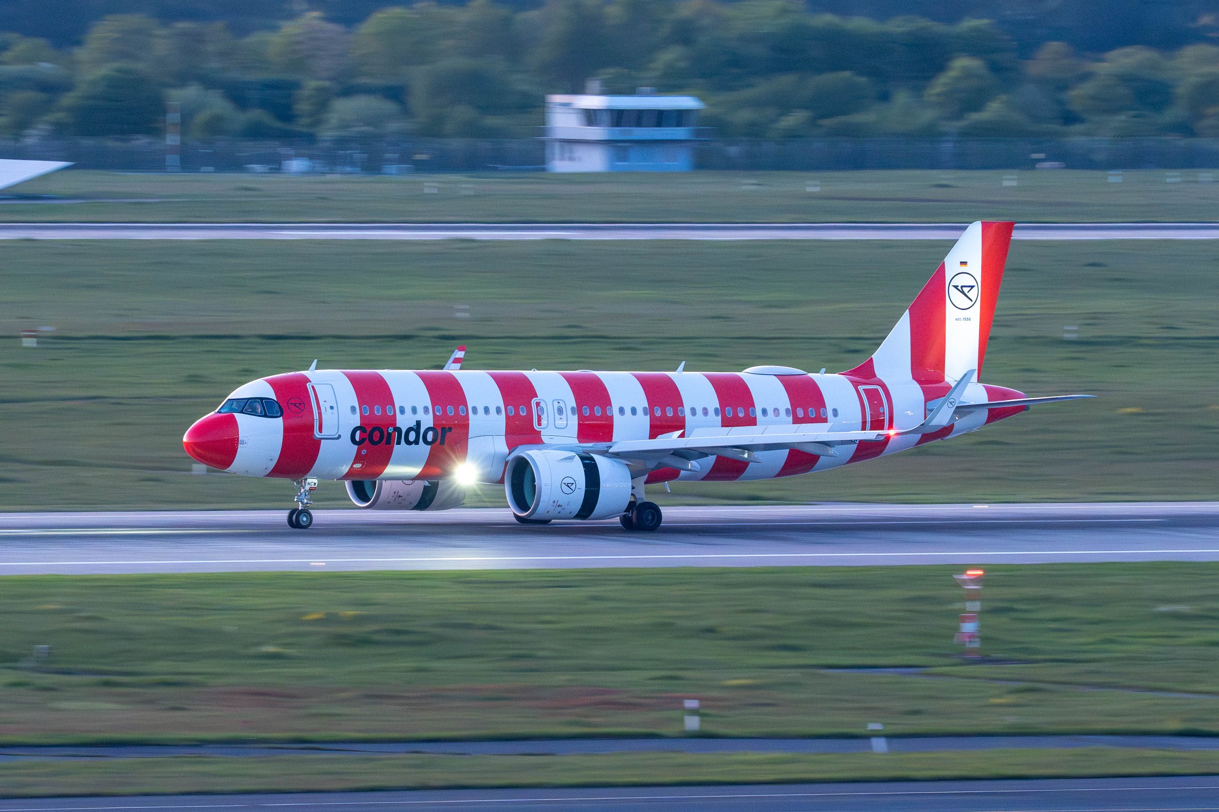 This is Condor flight DE1557 arriving from Jerez. An Airbus A320-271Neo, painted in Condor's Red Passion livery. With the beautiful evening and a shutter speed of 1/50 of a second, this makes for a stunning panning shot of the aircraft.
