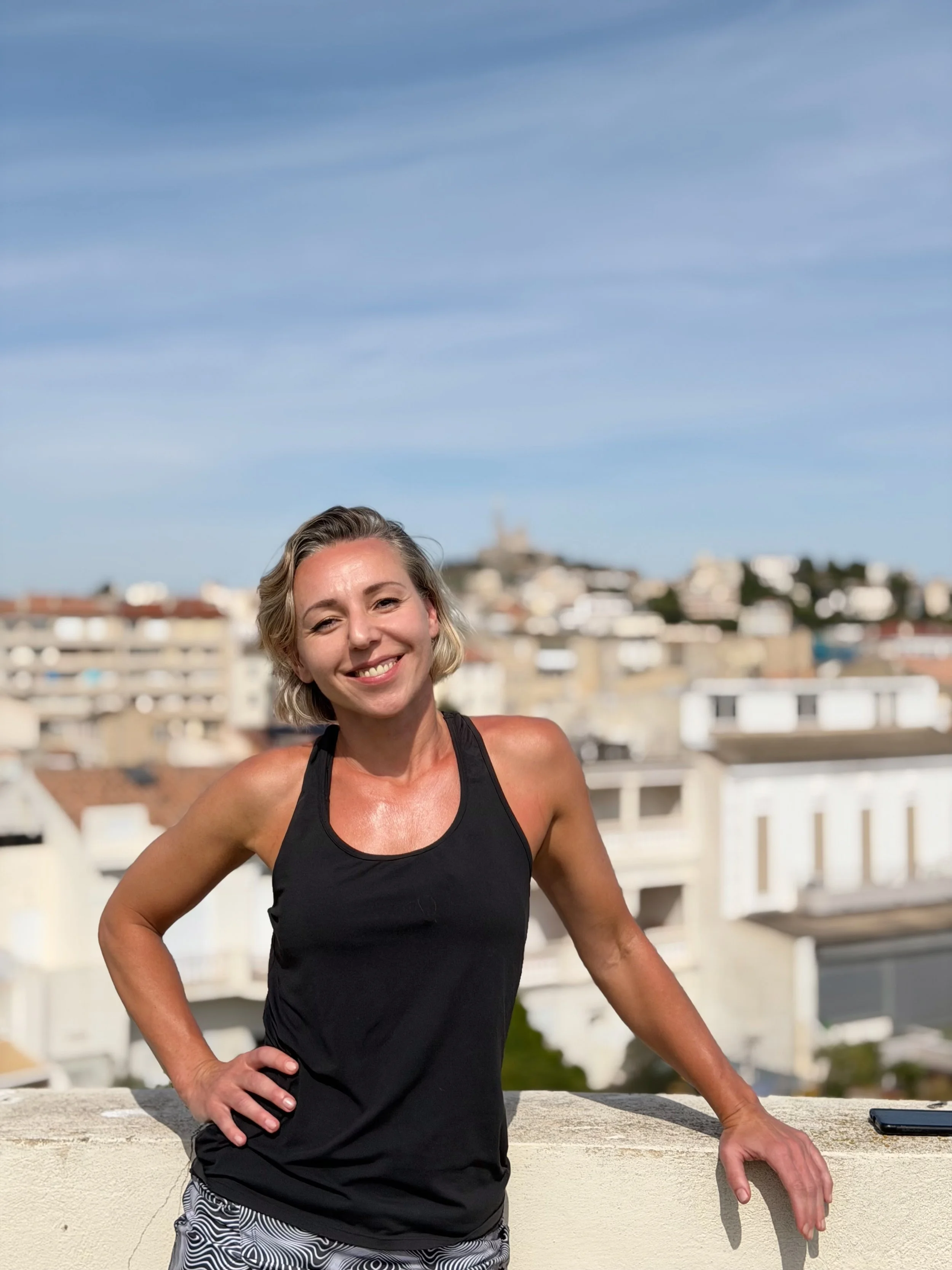 Coach sportive pratiquant la méthode de respiration BODIS à Marseille