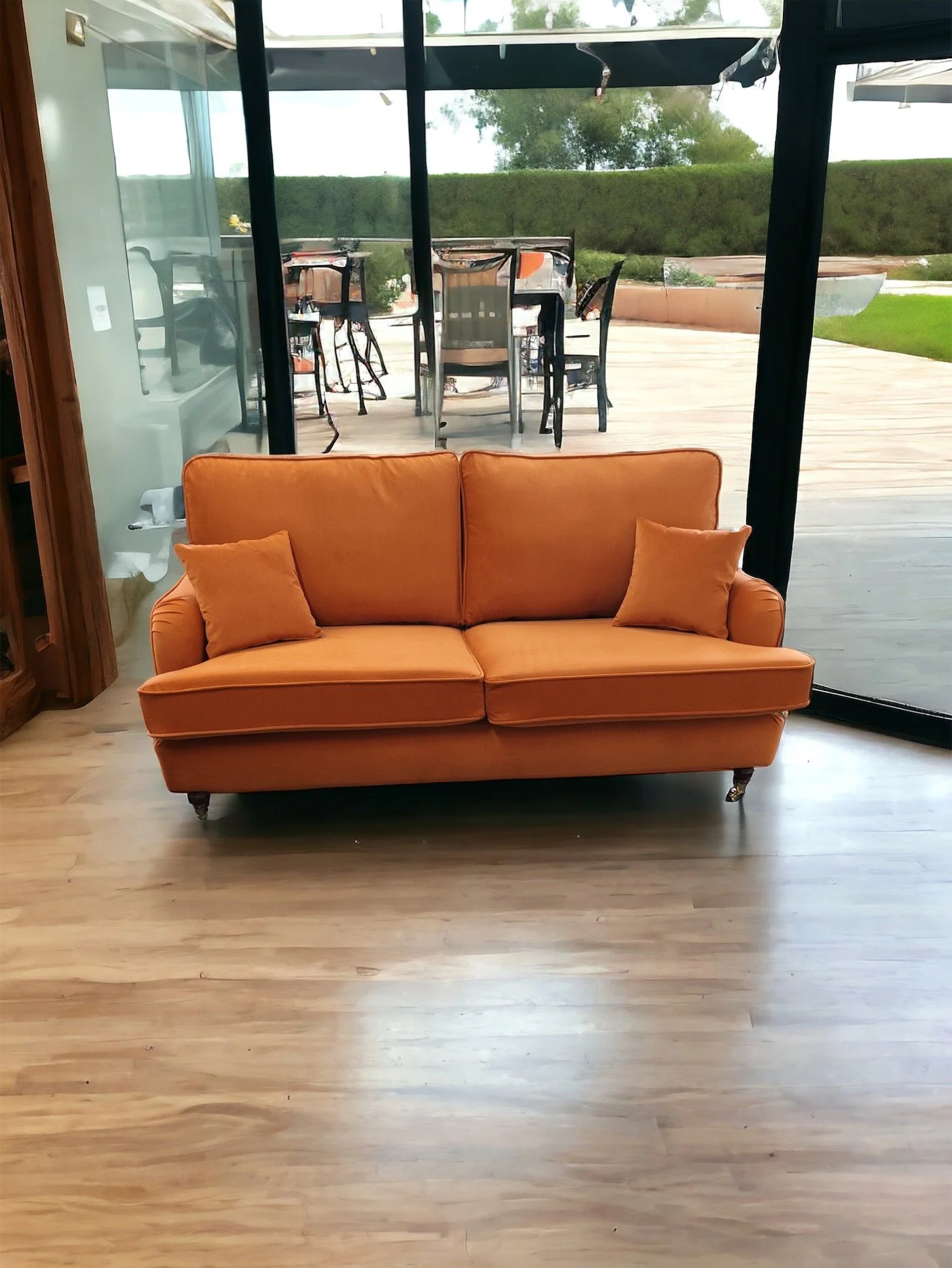 The Abigail range with its overstuffed cushions in combination with its pintucked arms gives the Abigail a sumptuous luxurious feel. Add to that the ebonized black wooden feet with nickel effect castors. This gives you the ultimate in comfort and lux