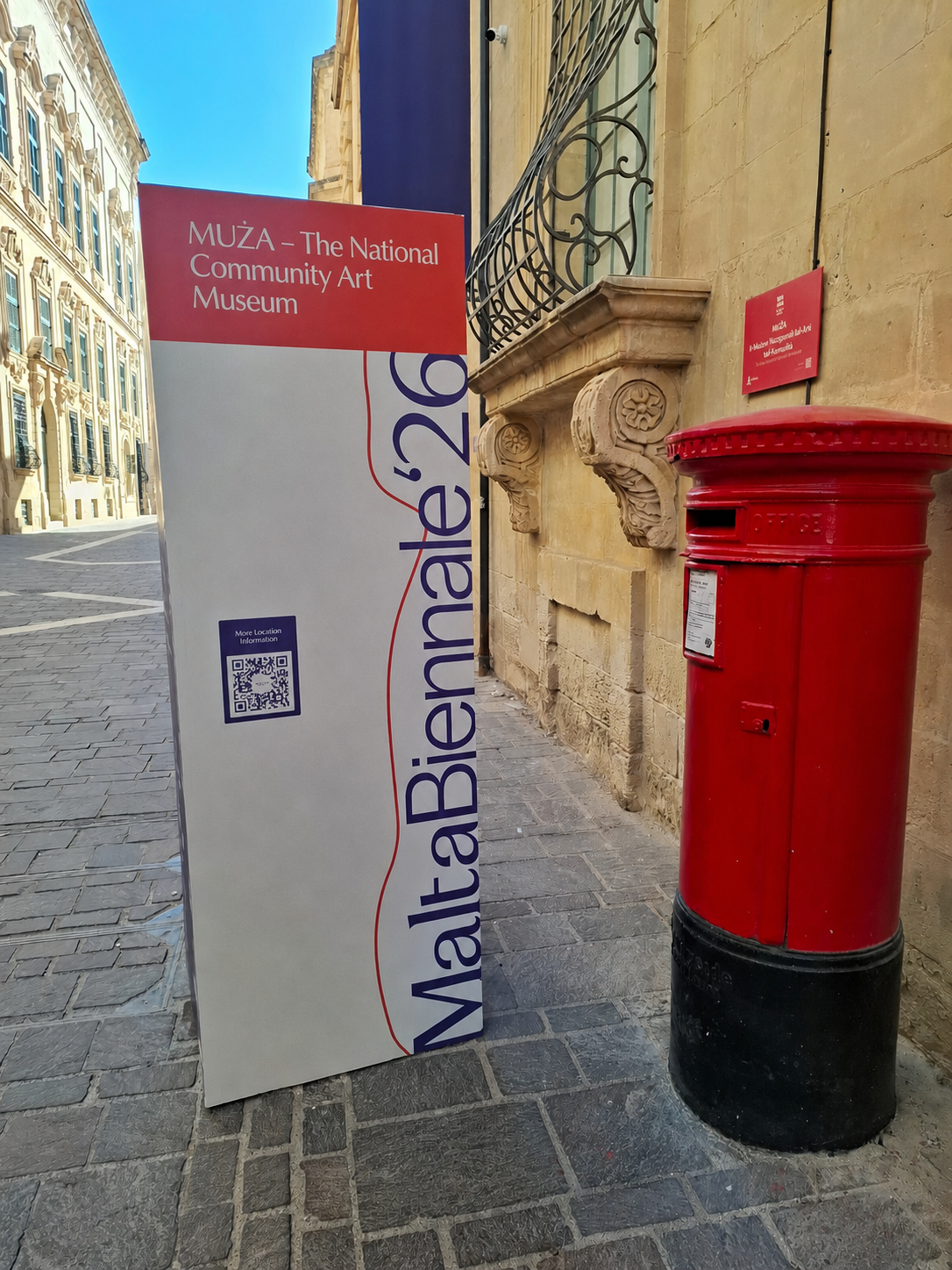 Museum entrance and English mail box.png