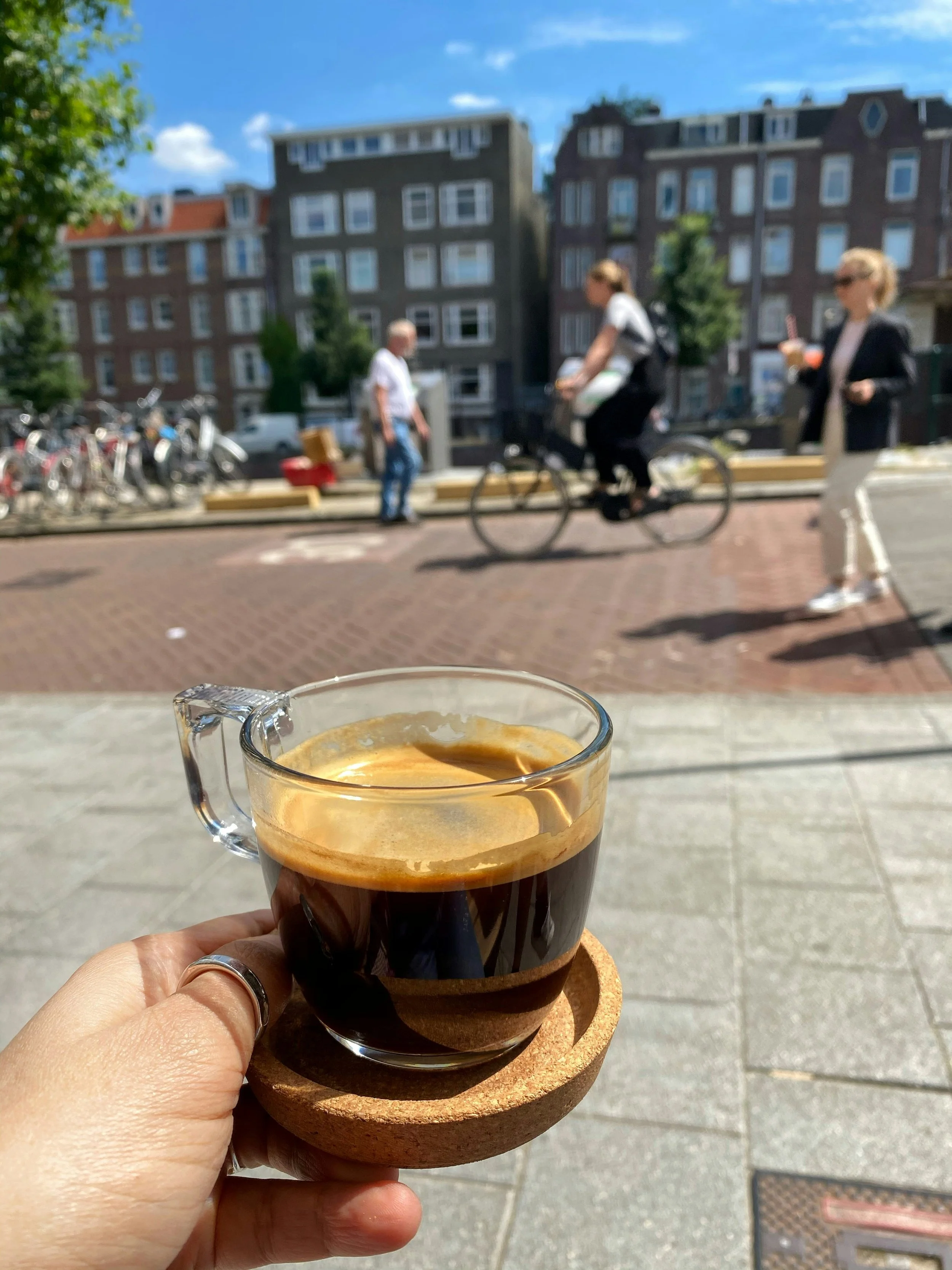 Hoeveel koffie drinkt de gemiddelde Nederlander per dag?