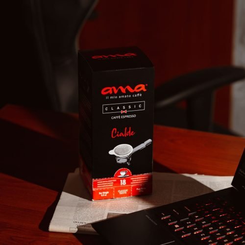 Ama Cialde ESE koffiepads espresso classic verpakking op tafel met koffie setup