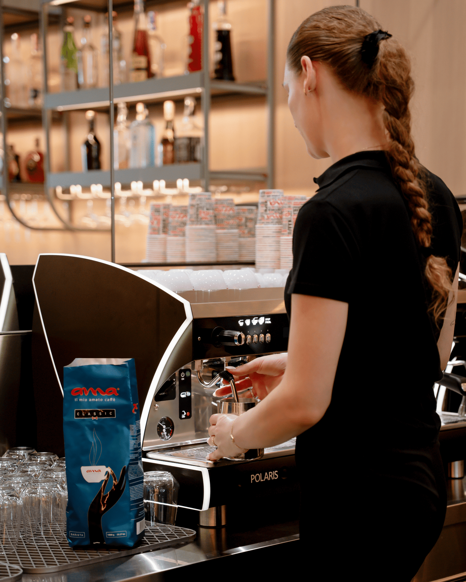 Barista bereidt koffie met espressomachine en Ama koffiebonen – koffieoplossing voor horeca en bedrijven