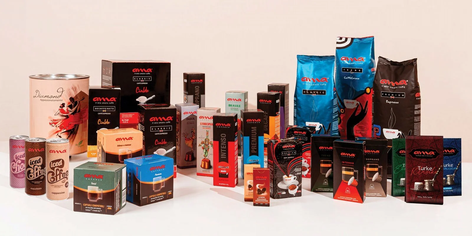 Ama koffie assortiment met koffiecapsules, koffiebonen en producten voor bedrijven en horeca