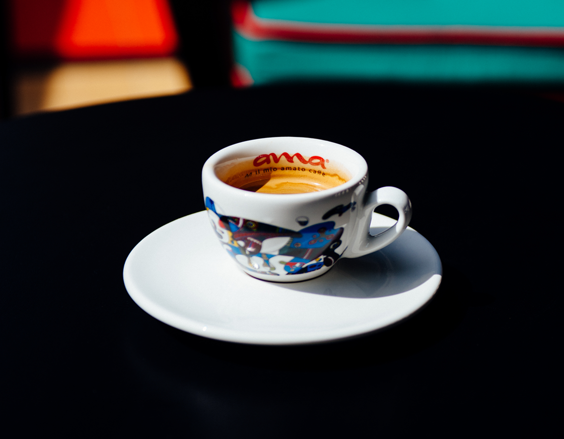 Espresso koffie in Ama kopje op schotel – premium koffie voor kantoor en horeca