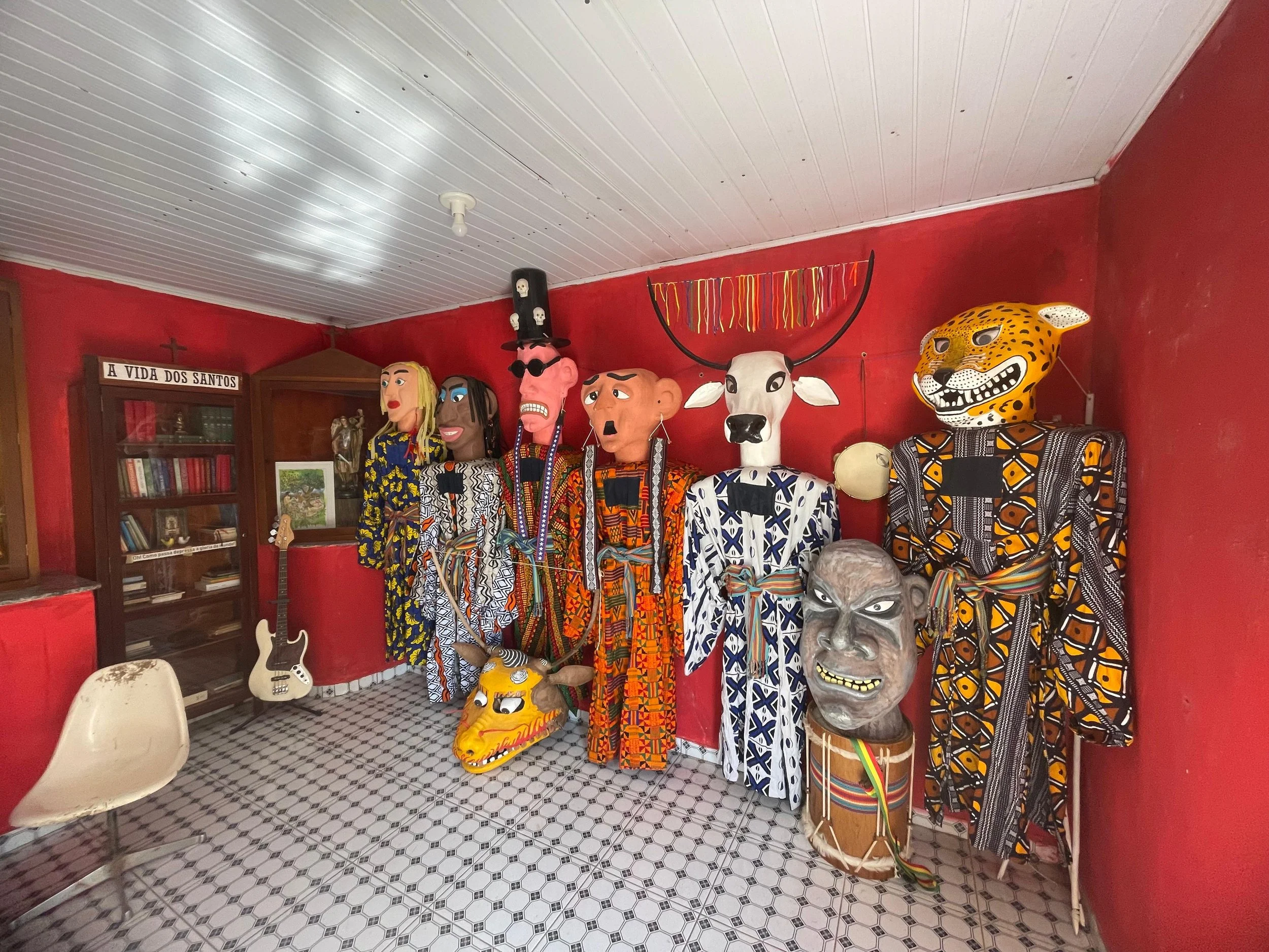 Desde 2005, o Centro de Memória Encantaria Marcolina preserva as Máscaras Sagradas criadas por Mestre Marquinhos, guardando a história, a arte e a ancestralidade do Pantanal.