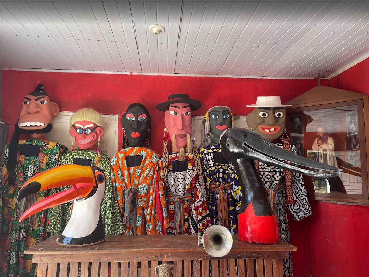 Mais que um espaço expositivo, o Centro de Memória é o lugar onde as Máscaras Sagradas de Mestre Marquinhos preservam a memória, inspiram o presente e fortalecem o futuro da cultura pantaneira.