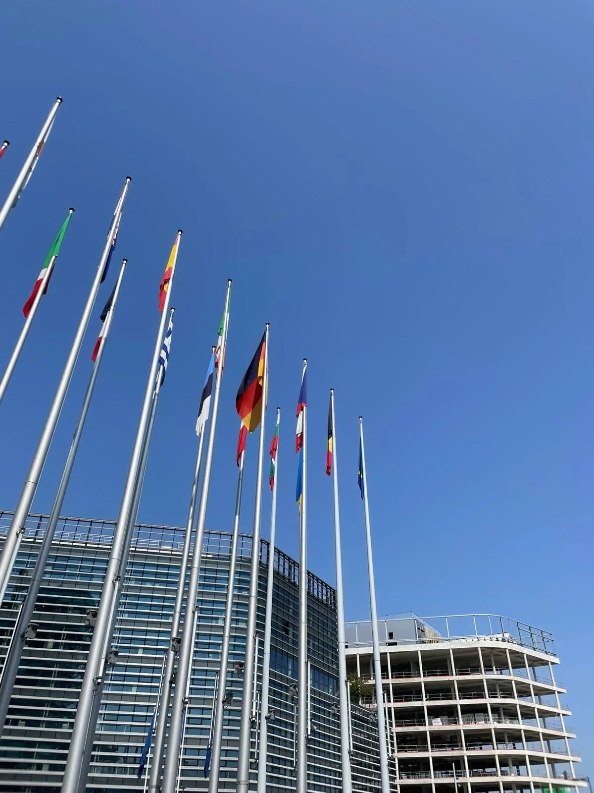       
  
    LSG Hamburg: Kein Anspruch auf reguläre Asylbewerberleistungen bei bereits anerkanntem Schutz in einem anderen EU-Staat   LSG Hamburg Beschl. v. 6.7.2026 – L 4 AY 24/26 B ER, BeckRS 2026, 15460   Das LSG Hamburg hält den Leistungsaussch