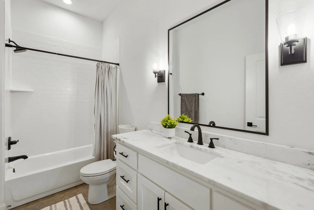 Secondary Bathroom-2.JPG
