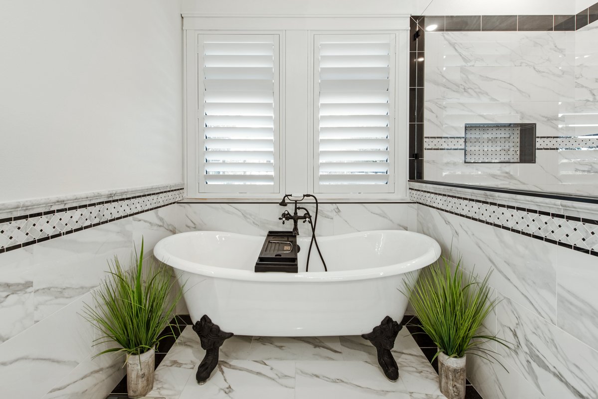 Main Bathroom-2.jpg