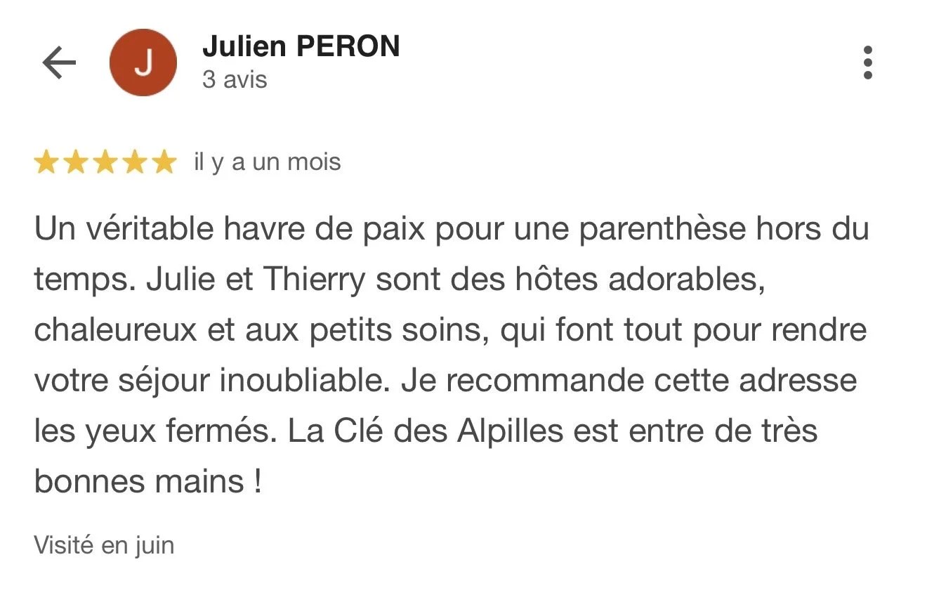 Avis positif pour un hébergement avec des étoiles dorées, mentionnant Julie et Thierry comme hôtes attentionnés, avec des détails sur la localisation et les recommandations pour les visiteurs.