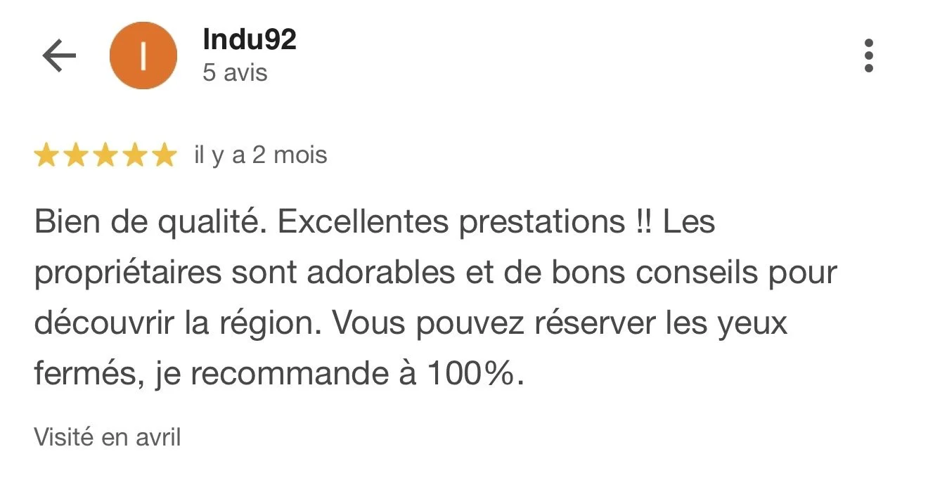 Avis écrit en français à propos d'une expérience de voyage, mentionnant des propriétaires adorables et des conseils pour découvrir la région, recommandé à 100%, visité en avril.