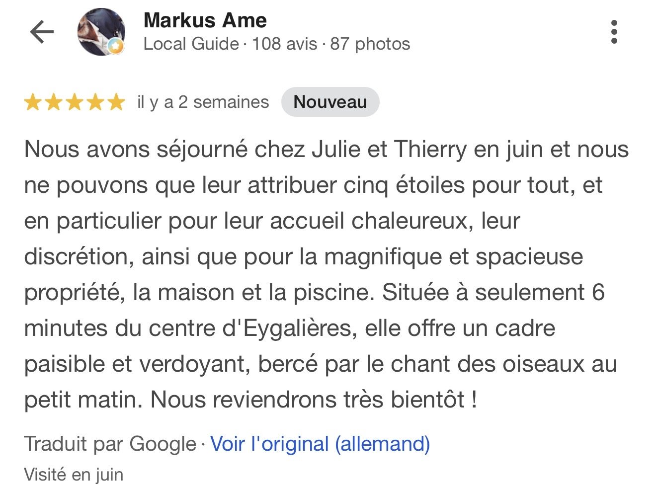 Avis de client exprimant une expérience positive après un séjour chez Julie et Thierry, mentionnant leur accueil chaleureux, leur discrétion, la maison avec piscine, située près du centre d'Eygalières.