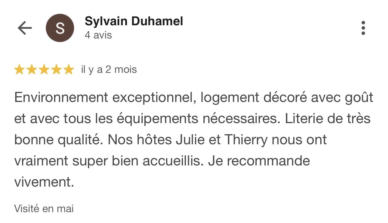 Avis positif sur Google pour un hébergement, mentionnant un environnement exceptionnel, une décoration soignée, des équipements nécessaires, une literie de qualité, des hôtes accueillants, et recommandant vivement cette location de mai.