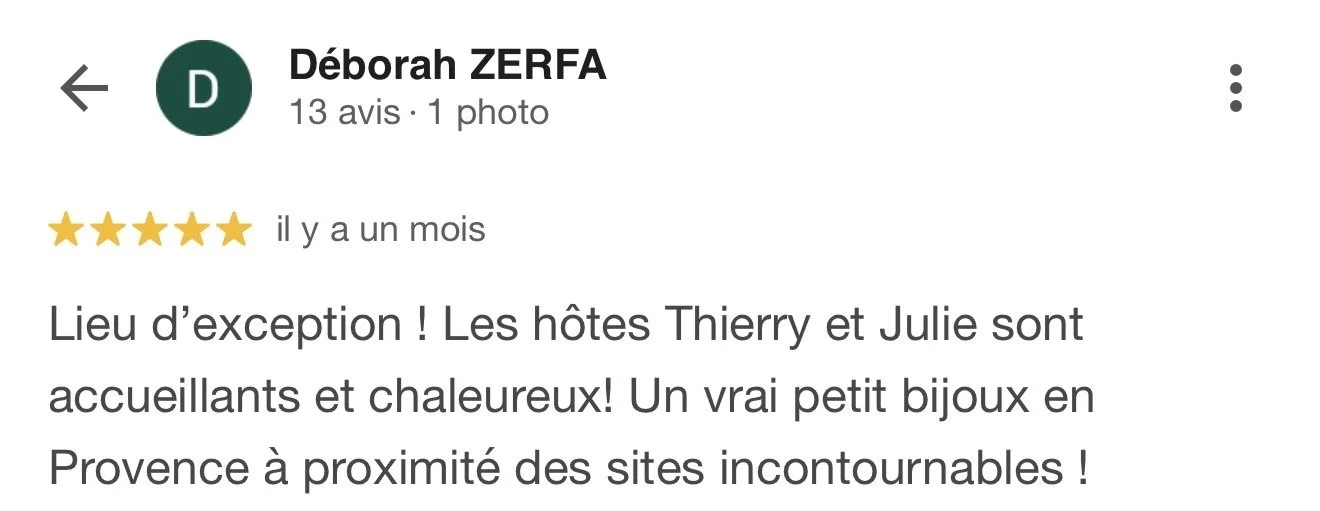 Capture d'écran d'une critique en ligne, montrant le nom de Déborah ZERFA, une note de 5 étoiles, et un commentaire louant l'accueil chaleureux des hôtes Thierry et Julie, ainsi que leur emplacement en Provence.