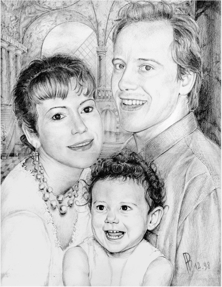 Un portrait en dessin au crayon de trois personnes : un homme, une femme et un enfant, tous souriants, avec un décor architectural en arrière-plan.