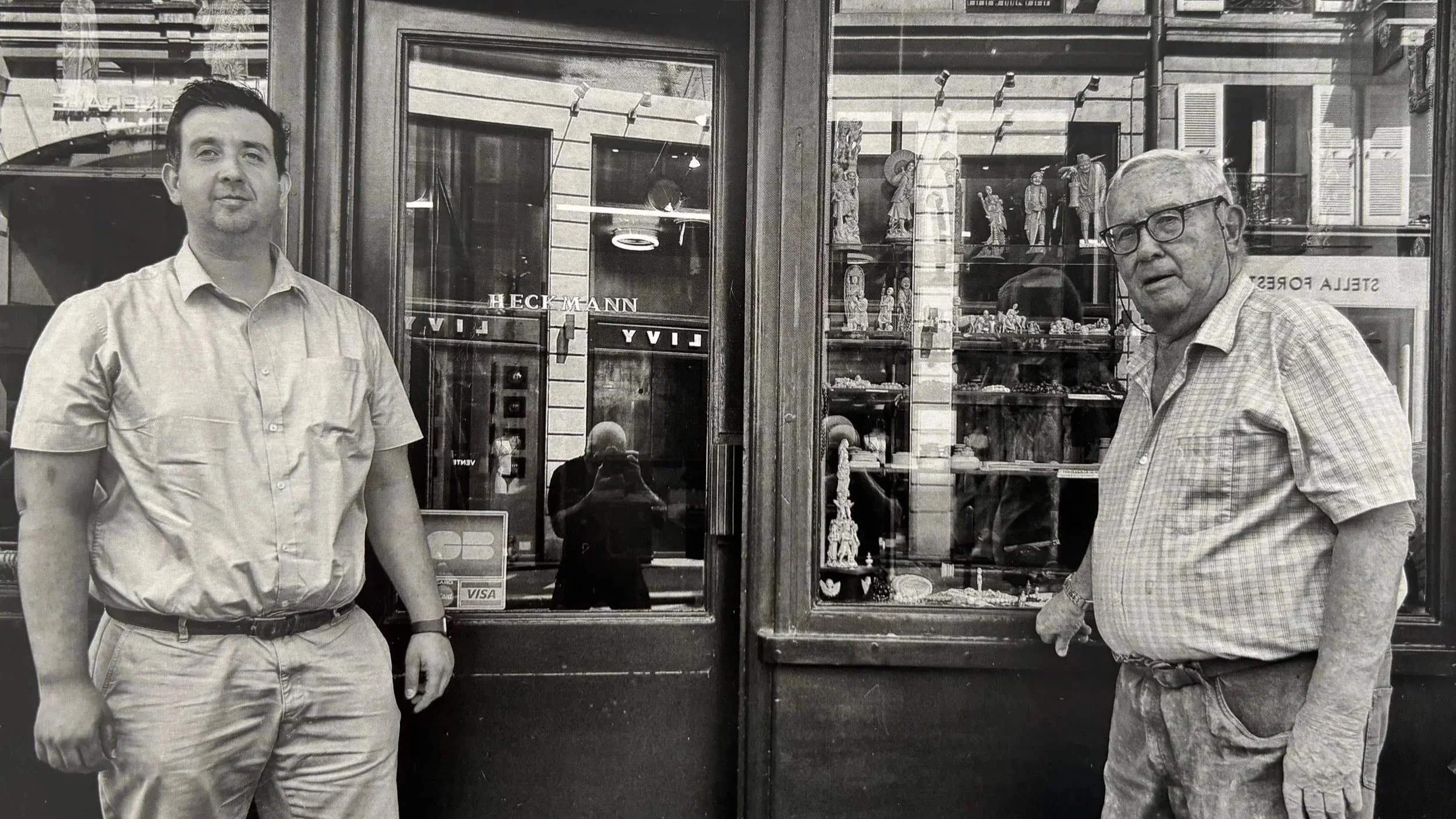 Nicolas Heckmann et Pierre Heckmann devant la boutique historique du 57 rue Bonaparte à Paris.