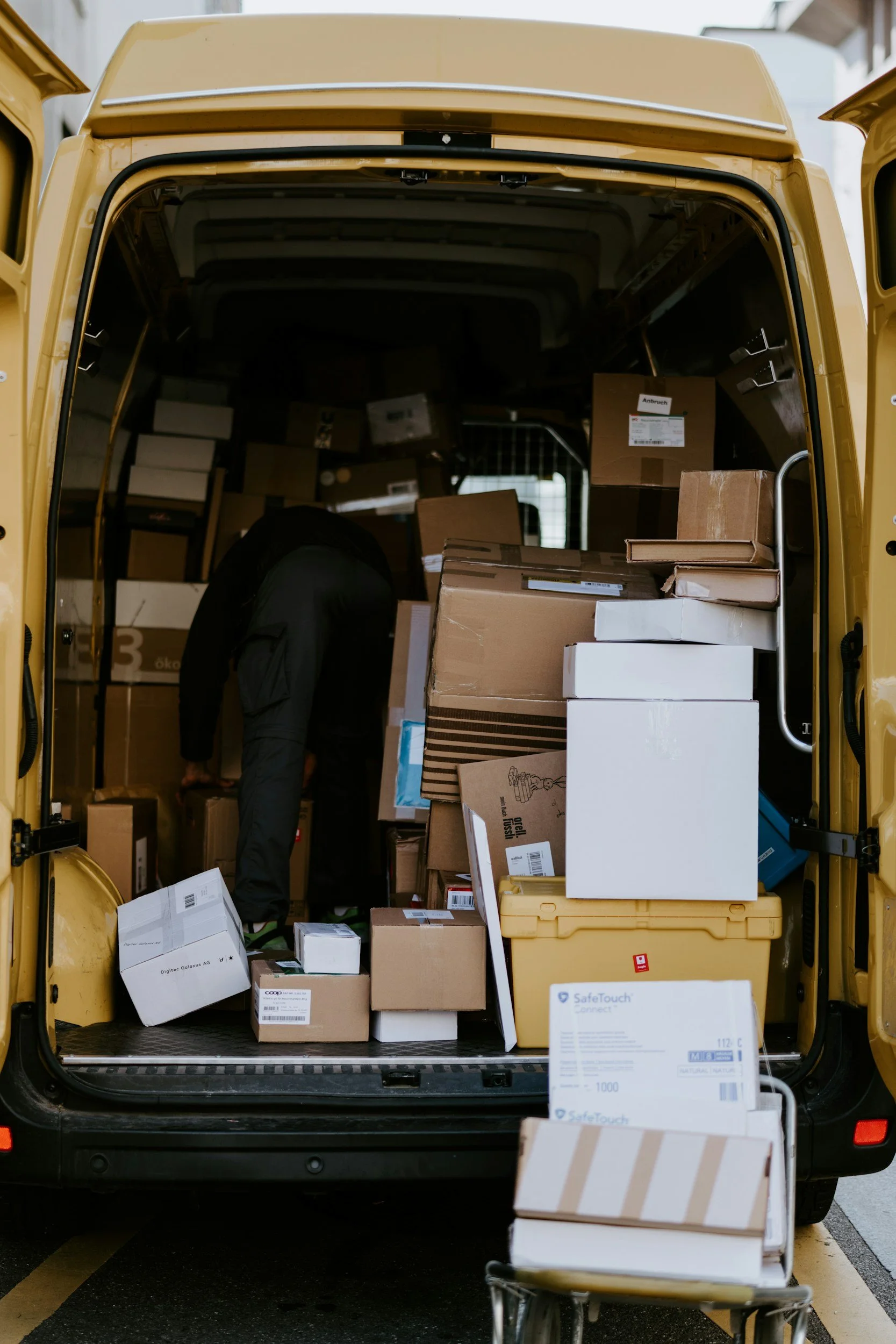 Interior de carrinha de carga com mercadorias – serviço de transporte de mercadorias Duque Estrada - Serviço Nacional