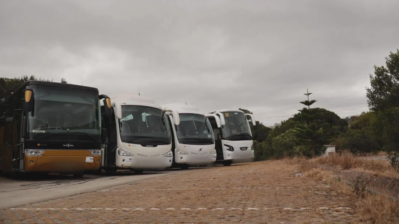 Frota de autocarros Duque Estrada estacionados – serviço de aluguer de autocarro com motorista