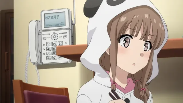 A still from the anime Rascal Does Not Dream of Bunny Girl Senpai, showing Kaede, a young girl, looking scared when a phone behind her rings.