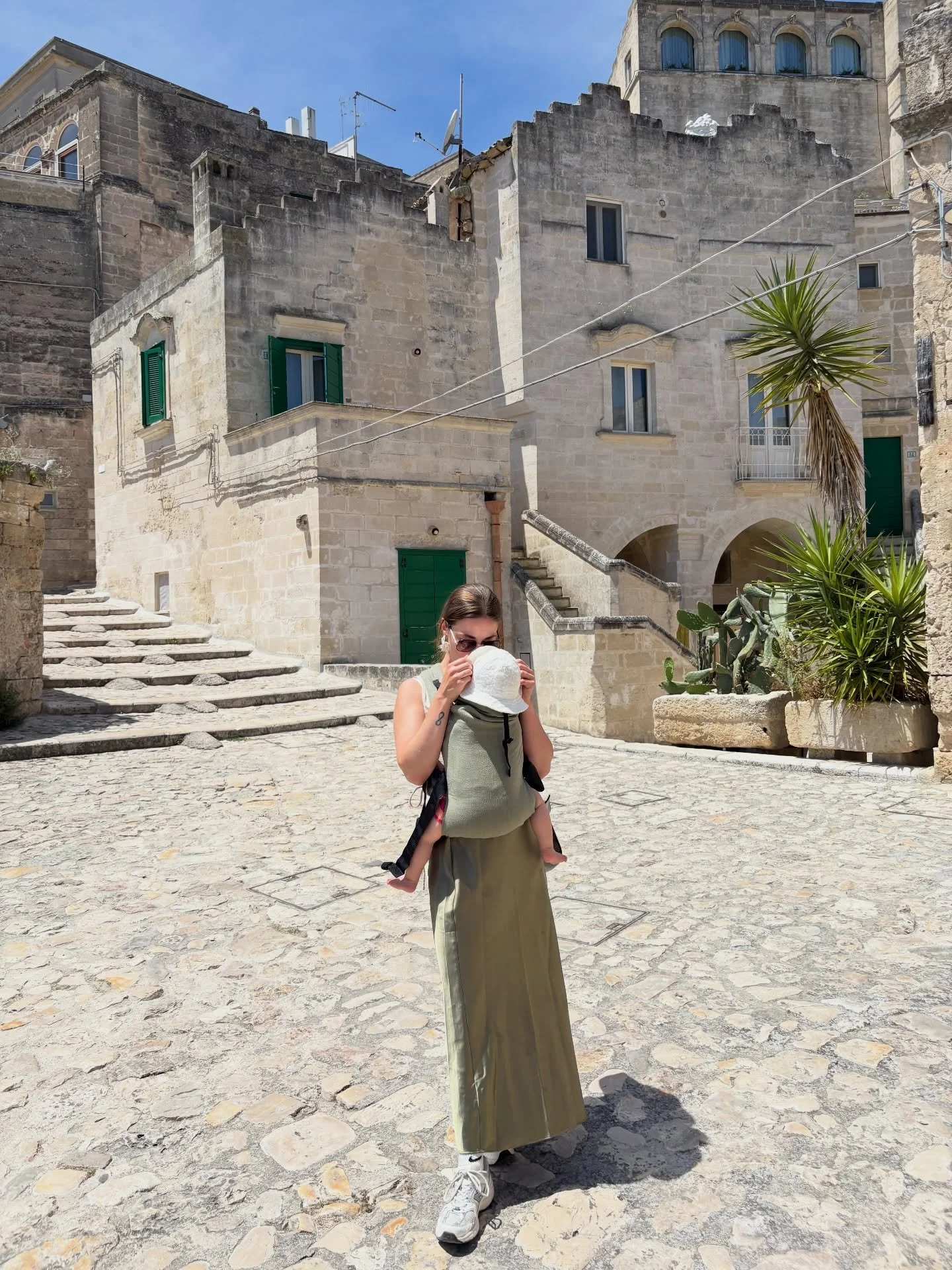 Samen met je kleintje nieuwe plekken ontdekken is zooo leuk. En takke warm, dat ook. Hup in de draagzak en lopen maar 👏🏻 #reizenmetkinderen #vakantie #momlife #italie