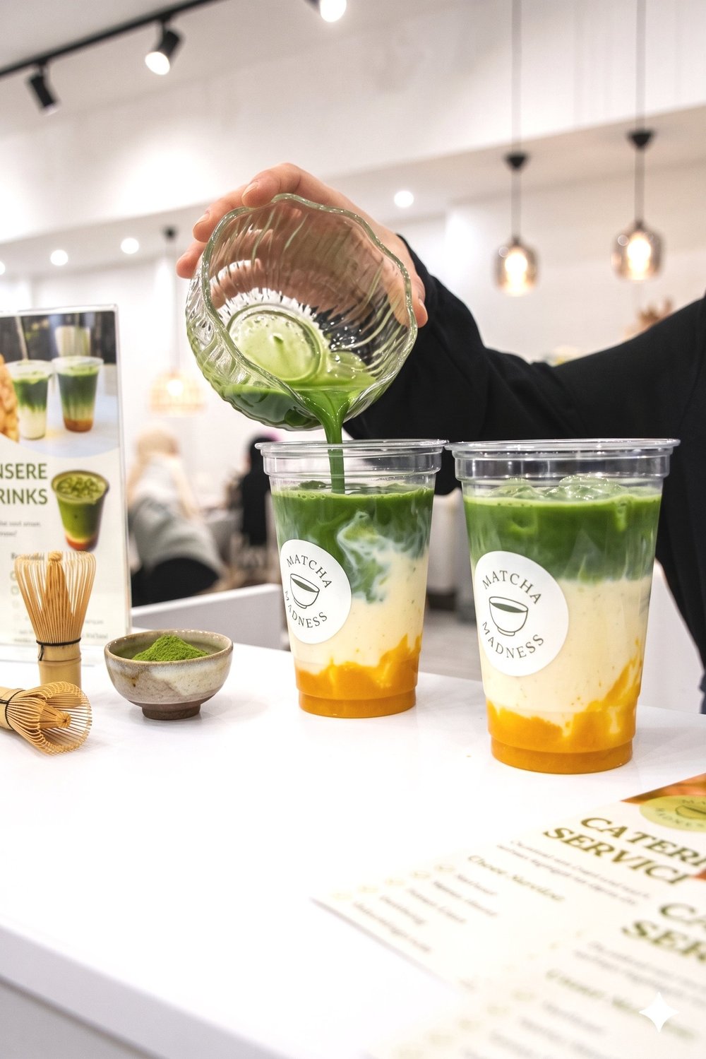 Drei bunte Matcha-Getränke