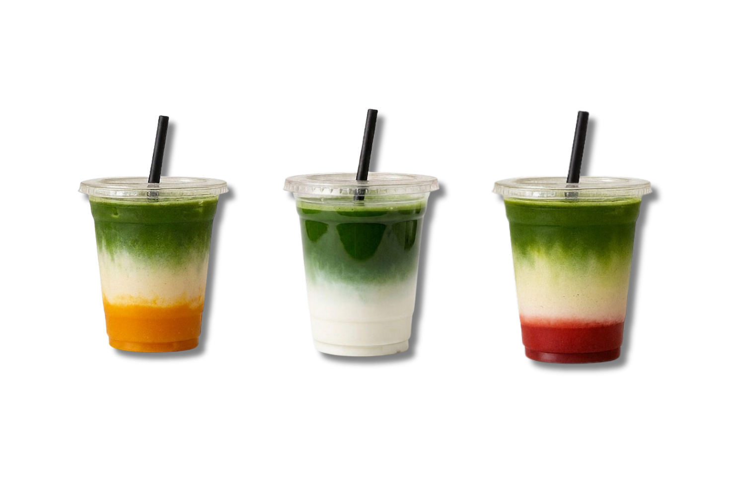 Drei transparente Becher mit farbigen Matcha-Getränken