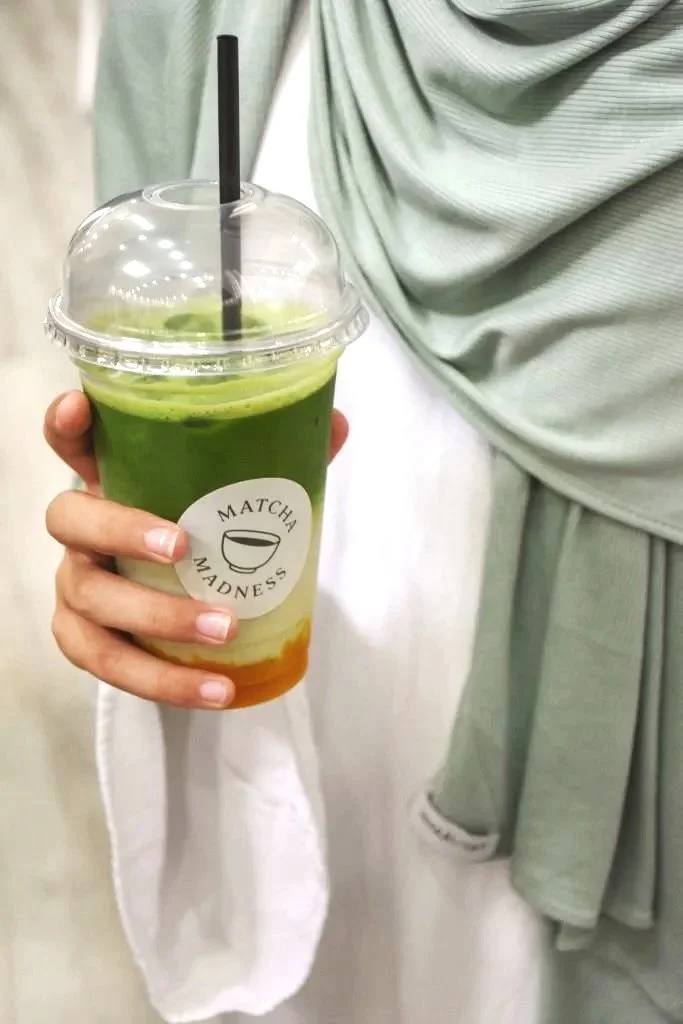 Frisch zubereiteter Matcha wird mit dem Bambusbesen aufgeschlagen
