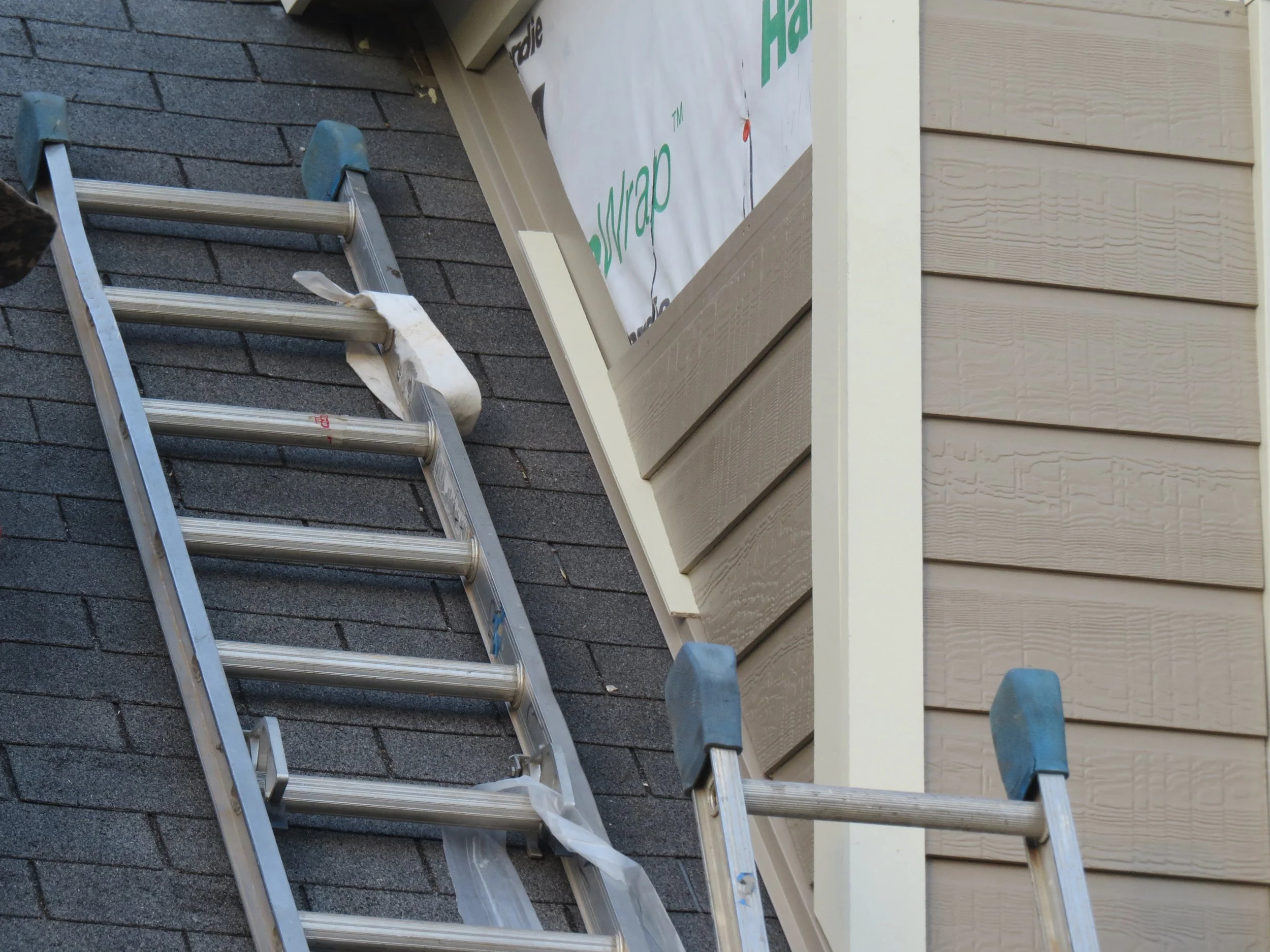 Proper roof-to-wall clearance detail for Hardie fiber cement siding installation.