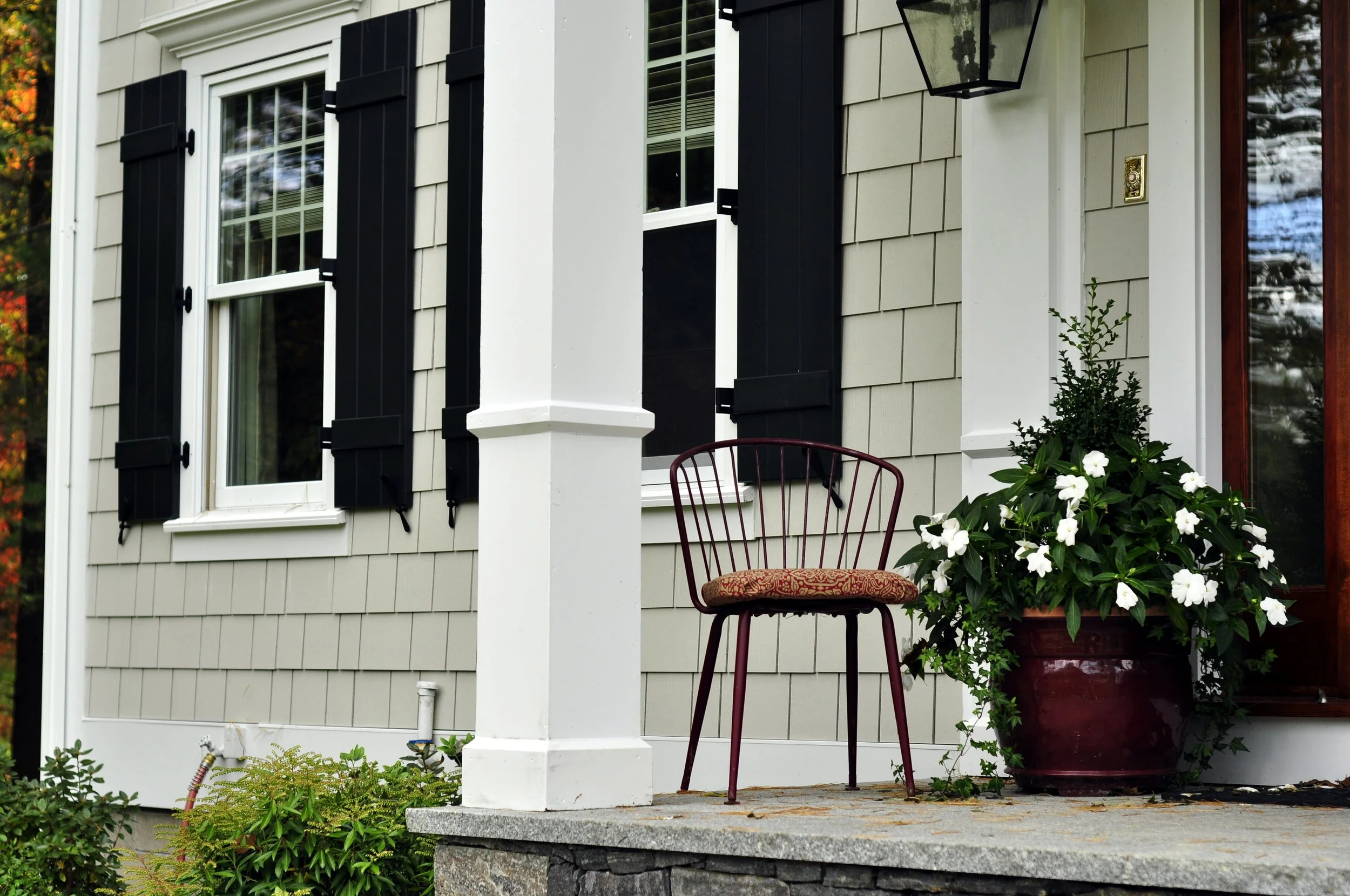 Hardie Shingle siding accenting a home's front entryway.